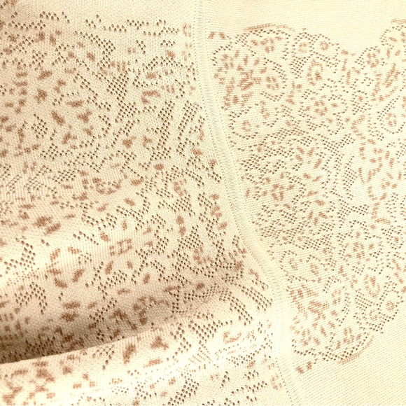 BCBGMaxAzria white top - Picture 5 of 5